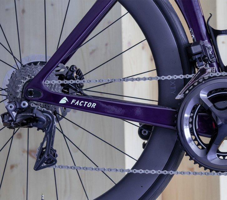 En la imagen se aprecia la transmisión, con el desviador y el sistema de cambios incluidos, de un grupo Shimano Dura-Ace en una bici de ruta Factor One. 