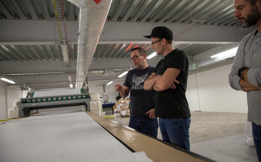 Stefan lässt sich den Laser Cutter erklären.