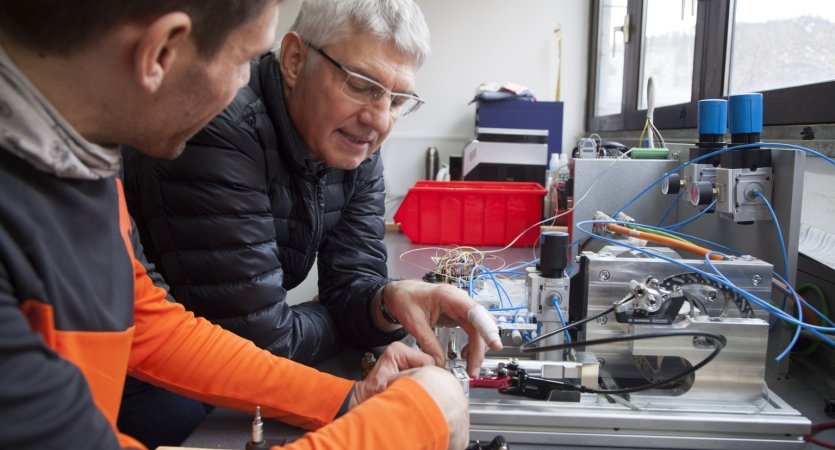 Klaus erklärt Robin, welche Testverfahren angewendet werden. 