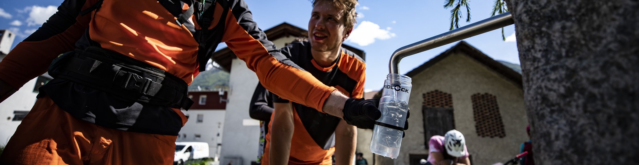 FIDLOCK TWIST Trinkflasche wird an einem Brunnen aufgefüllt