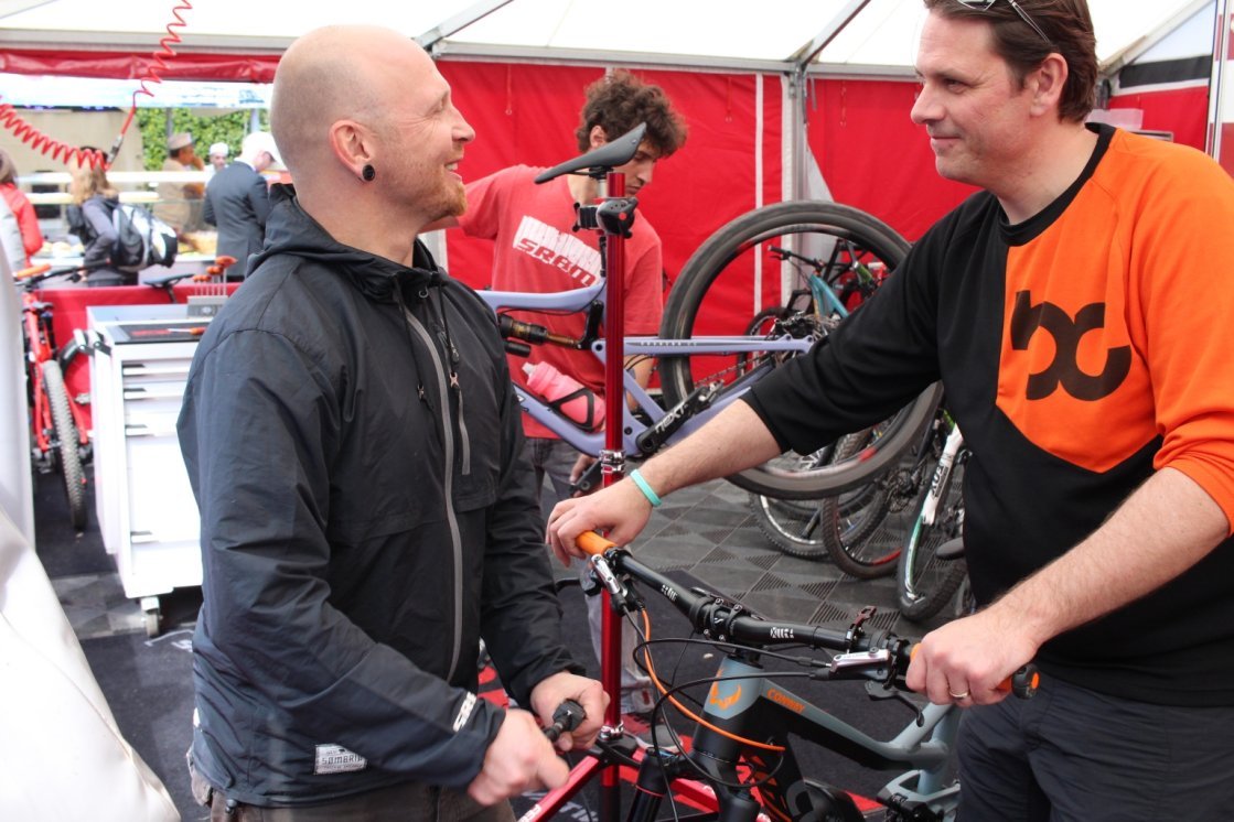 Carsten von SRAM montiert Marcel ShockWiz(tm). Das Tool zum fast perfekten Fahrwerkssetup.