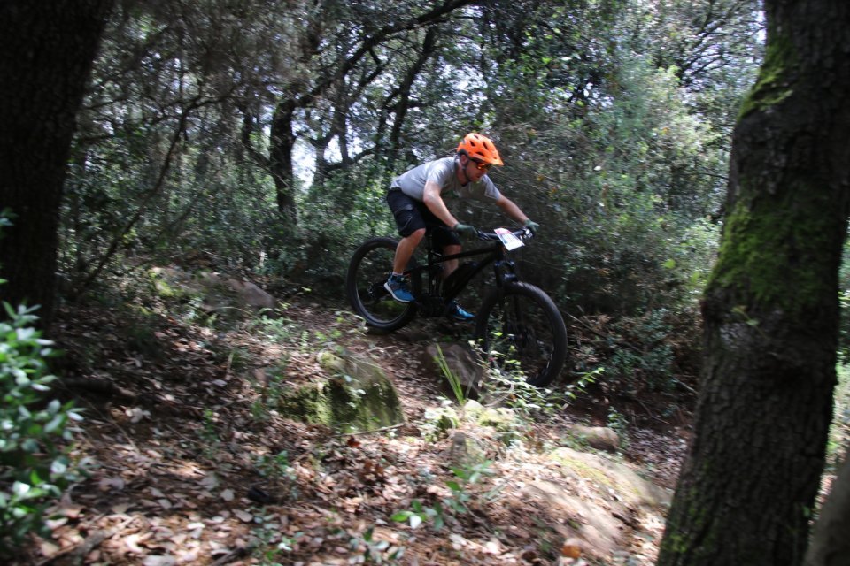 Jan test riding an ebike on the demanding circuit right off the festival grounds.