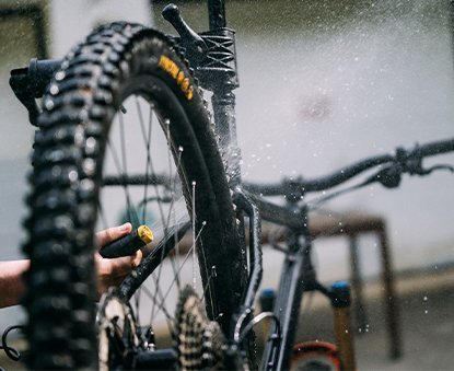 MTB wird mit Schlauch gewaschen