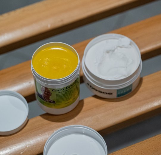 Sur la photo se trouvent la crème anti-irritations d'Eule et la Chamois Creme d'Assos. Les deux boîtes sont ouvertes.