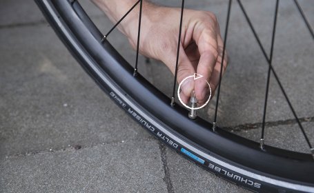 Montiere die Ventilkappe durch Drehen im Uhrzeigersinn.