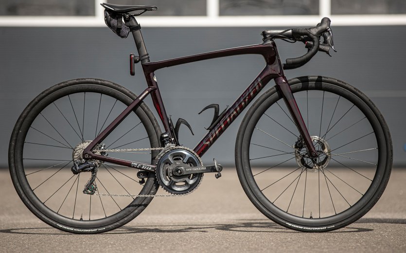 La photo montre un Specialized Tarmac SL 7 équipé d'une paire de roues Shimano Ultegra C36.