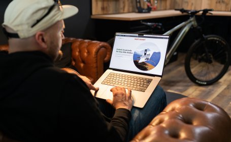 Phil öffnet den Part Scout auf dem Laptop, um passende Ersatzteile für sein Bike zu finden