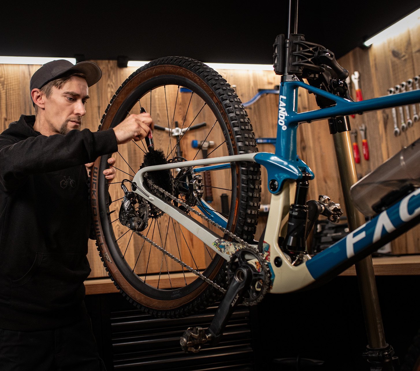 Thomas unser bc Zweiradmechaniker macht eine Inspektion an einem Factor Lando XC