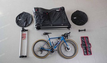 The Road Bike Bag Pro by evoc is a revolutionary hybrid travel bag with impact-resistant lid for road and triathlon bikes.