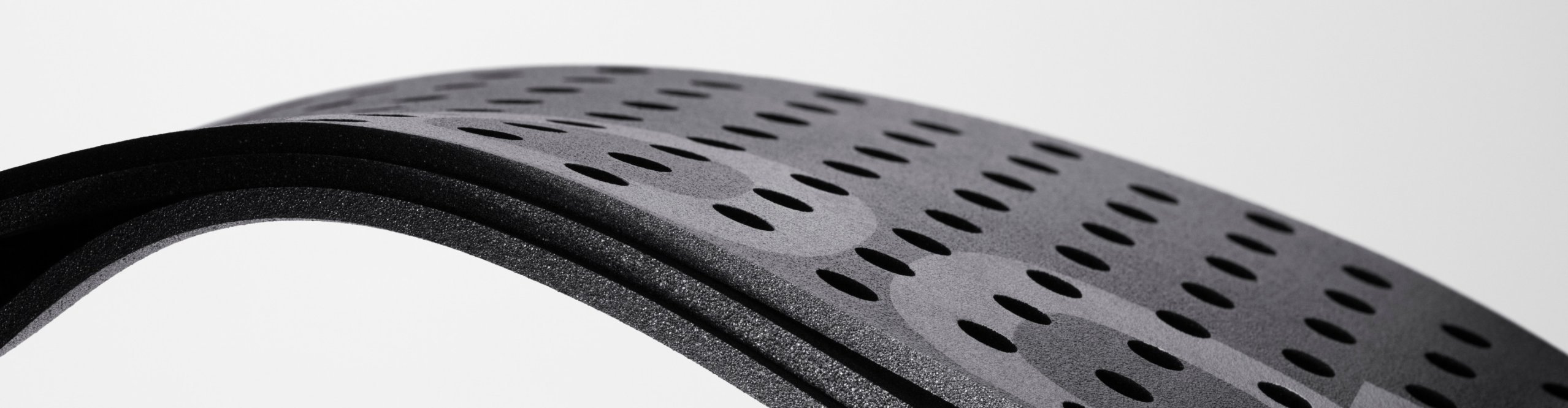 Detailaufnahme eines flexiblen POC Rückenprotektors mit perforierter Struktur für Belüftung und Aufprallschutz beim Mountainbiken.