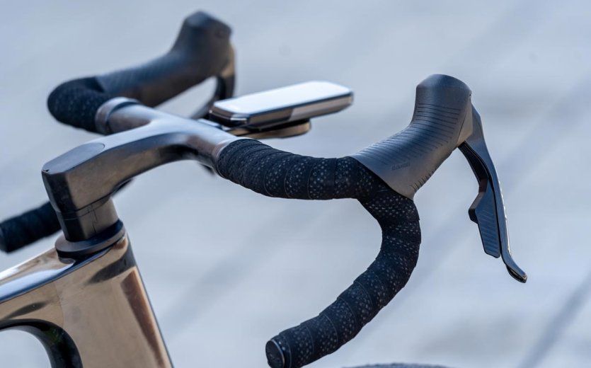 Cockpit of the OPEN U.P.PER gravel bike with integrated handlebar, Shimano brake lever and bike computer.