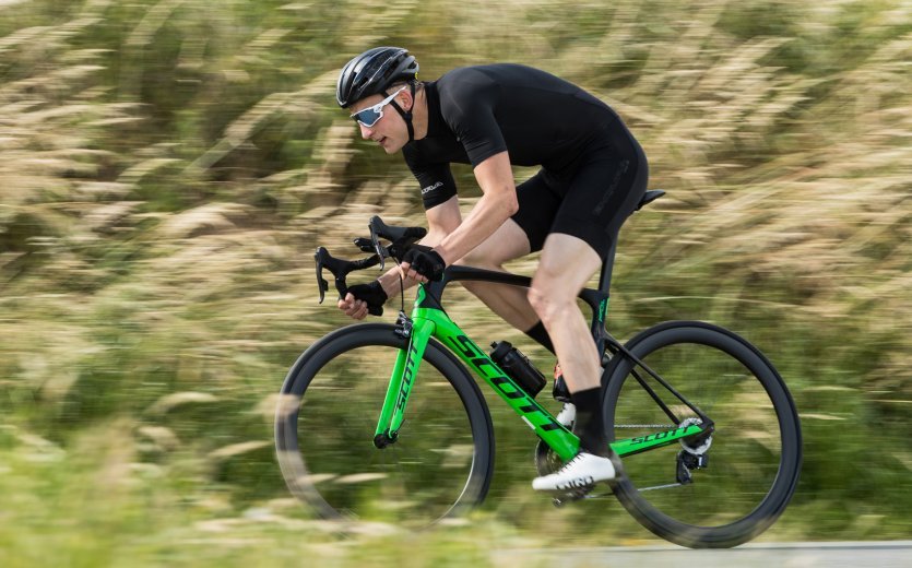 Depending on the area of use, the seat position you adopt on your bike differs significantly: on a road bike you, usually sit very far forward for optimum power transfer and aerodynamics.