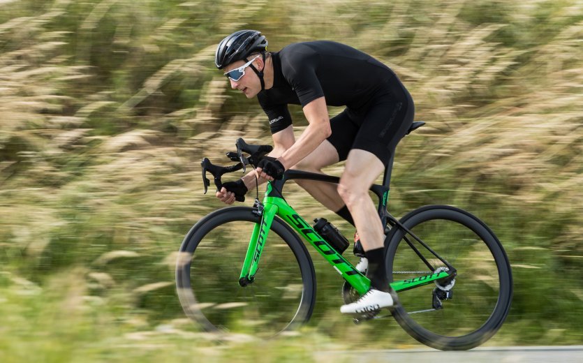 Je nach Einsatzbereich unterscheidet sich die Sitzposition, die Du auf Deinem Bike einnimmst, deutlich: Auf dem Rennrad sitzt Du meist sehr weit vorgestreckt für eine optimale Kraftübertragung und Aerodynamik.