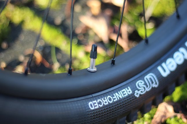 NoTubes ZTR Bravo carbon rim: WideRight is the keyword