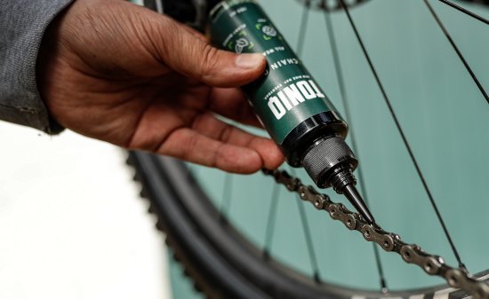  TONIQ chain oil is applied to a bicycle chain. 