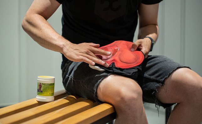 Aplicando crema anti irritante de Eule en unos culotes cortos de Endura.