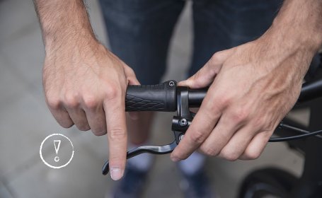 Achte bei der Einstellung darauf, dass die Hand vollständig auf dem Griff aufliegt und bei vollständig gezogener Bremse keine Finger eingeklemmt werden.