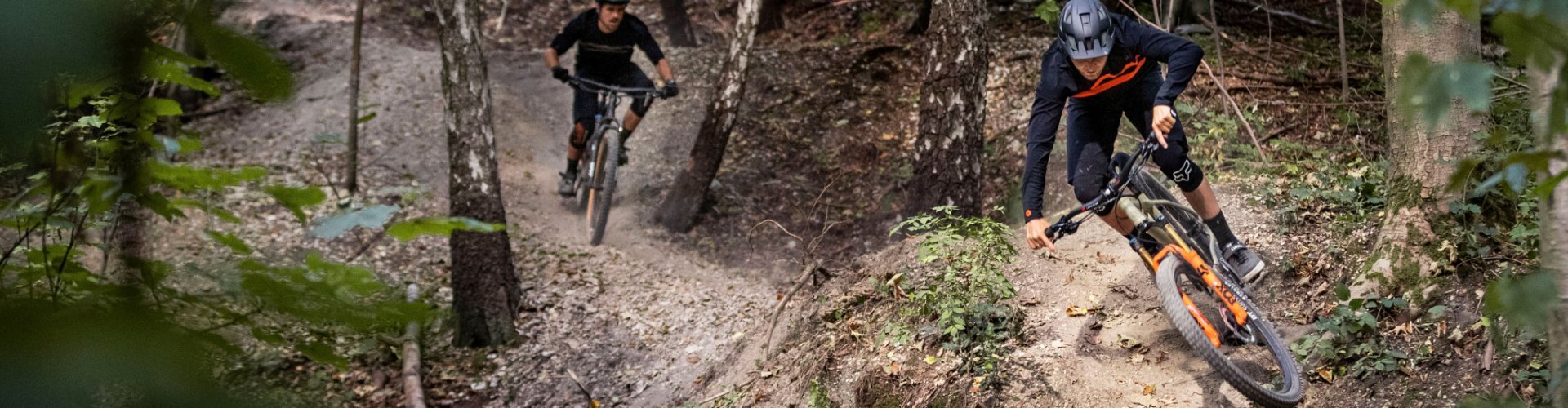 Christoph y Georg de bc montando en sus bicicletas bc original Podsol por un sendero en el bosque.