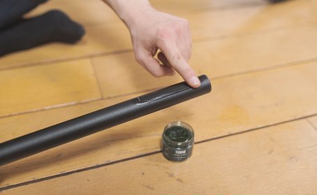 1. Sattelstütze und Innefläche des Sattelrohrs mit dünnem Film Montagepaste versehen