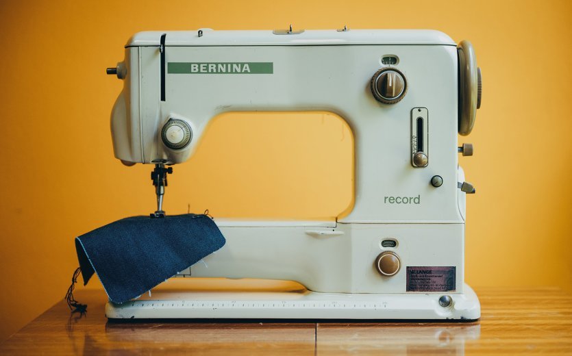 La photo montre la machine à coudre avec laquelle Hartmut Ortlieb a fabriqué le premier sac Ortlieb.