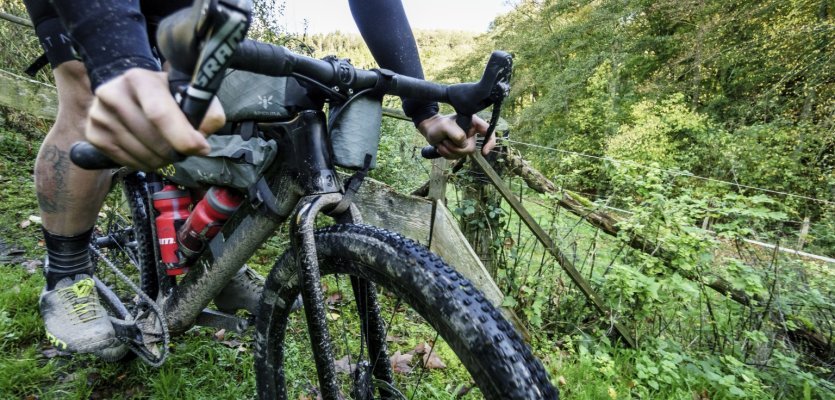 Bei engen Singletrails behält man den Finger lieber auf der Bremse.