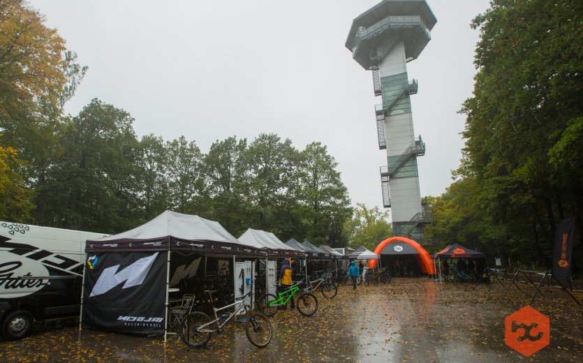 The tower at the Testival ground disapperaed in the fog and rain.
