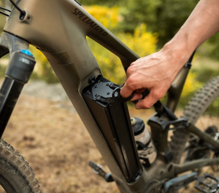Anwenderfoto: Eine Männerhand entnimmt den Akku aus dem Unterrohr eines Tubro Levo 4 E-MTB 