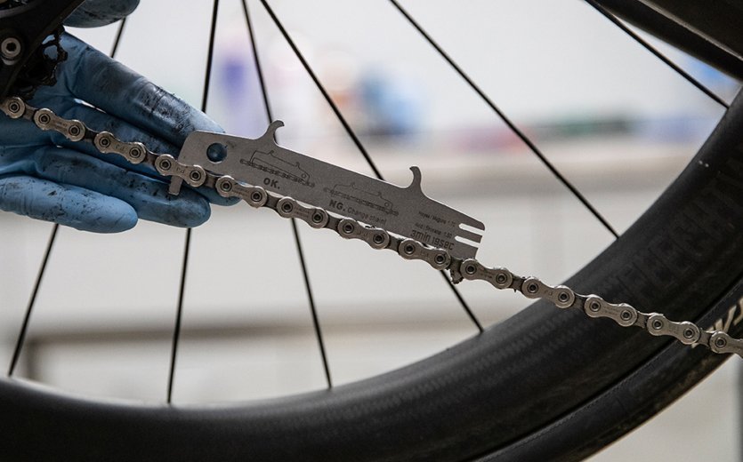 A chain wear indicator is used to determine the condition of a road bike chain. 