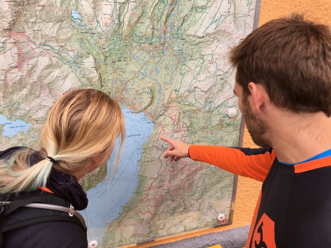 Rainer und Steffi checken die Karte bei Lucas' Shuttleservice.