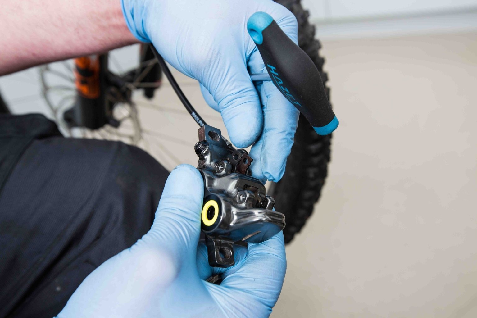 How To: Befüllen und Entlüften einer... | bike-components