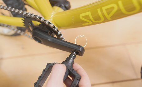 1.. Pedal leicht auf das Gewinde der Kurbel setzen und im Uhrzeiger- bzw. gegen den Uhrzeigersinn drehen