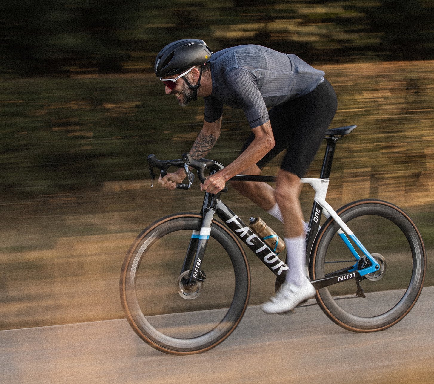 Rennradfahrer bei einer schnellen Spritztour