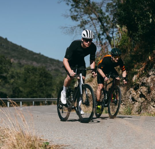 Mark et Franjo quittent la selle. Tous deux roulent sur un Cannondale SuperSix EVO.