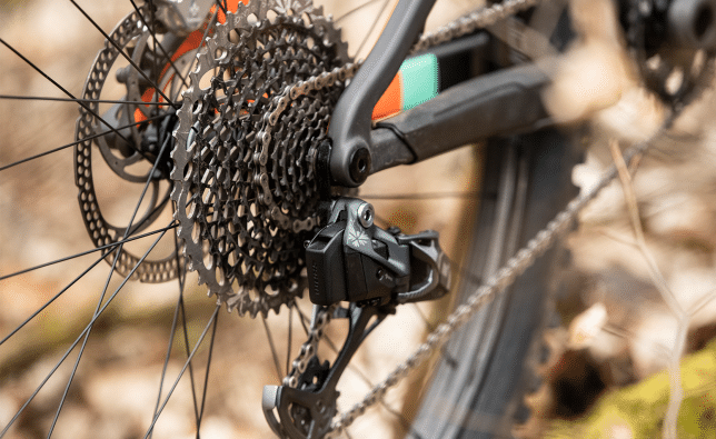 Zu sehen ist ein SRAM X01 Eagle AXS Schaltwerk montiert an einem Santa Cruz MTB. 