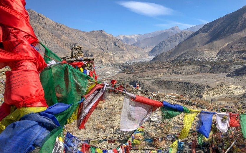 Himalaya Gebirge Gebetsfahne bunt Aussicht 