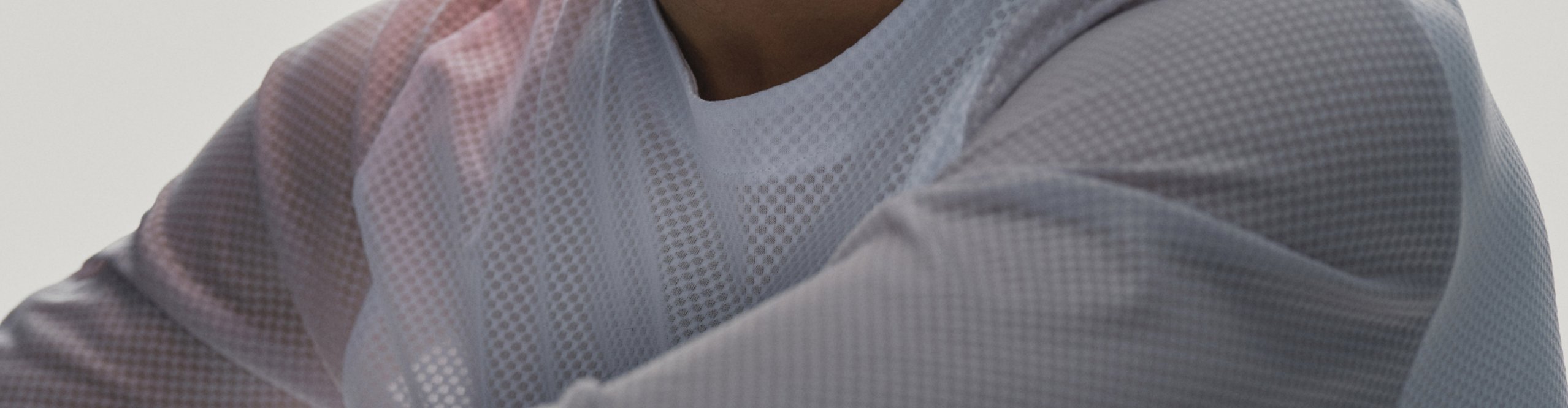 POC Fahrradbekleidung in Nahaufnahme: atmungsaktives Funktionsmaterial eines Langarmtrikots mit strukturierter Oberfläche für Komfort und Belüftung beim Fahrradfahren.