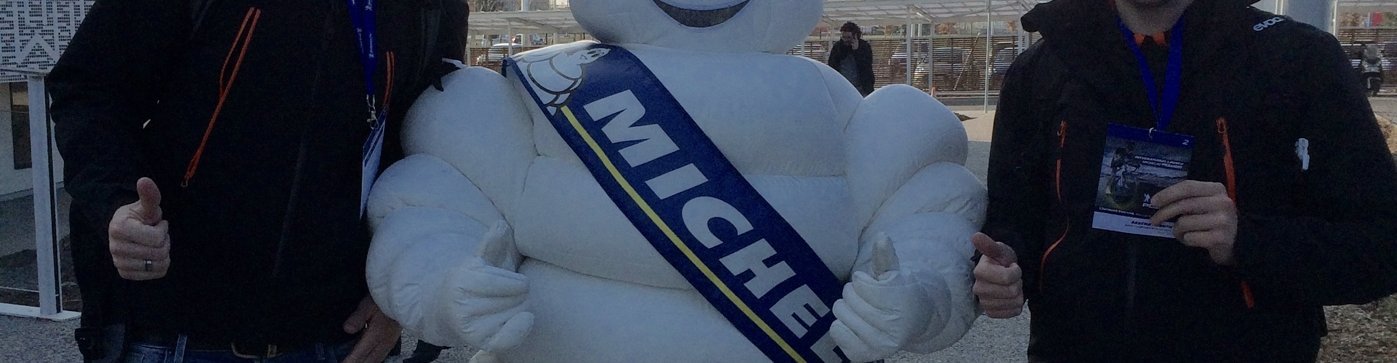 Basti und Sascha vor dem Michelin Testzentrum in Ladoux