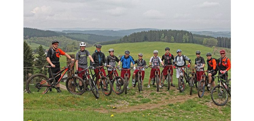 Amin und Thorsten von bike-components und alle Teilnehmer beim Gruppenfoto in Olpe