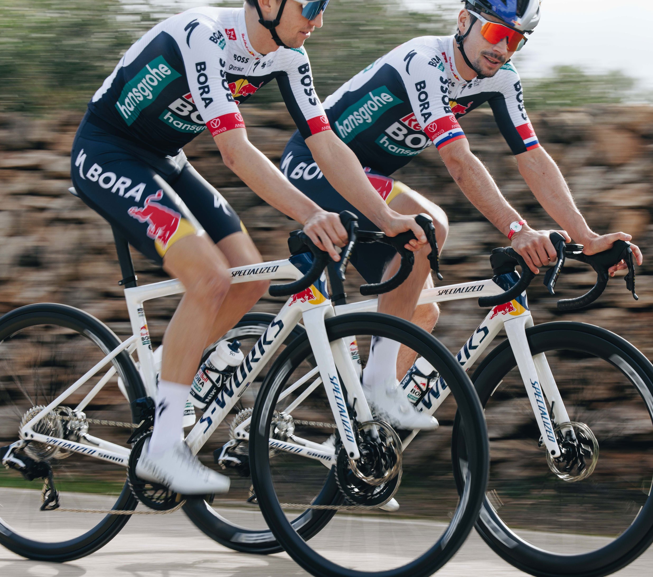 Detailaufnahme: Specialized S-Works Rennräder mit tiefen Laufrädern und Scheibenbremsen in Bewegung