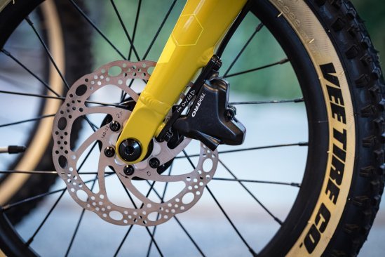 Una pinza de freno Tektro de 2 pistones montada en una bicicleta infantil Supurb.