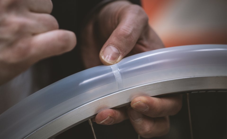 Les REVOLOOP.race ultra sont encore plus légers et également en TPU : avec seulement 25 g, elles font nettement baisser le poids de la masse en rotation. 