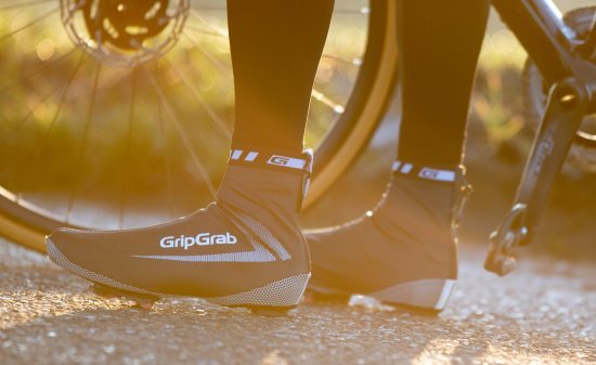 The large cleats on road bike pedals are uncompromisingly optimised for efficient pedalling and are rather not well suited for walking.
