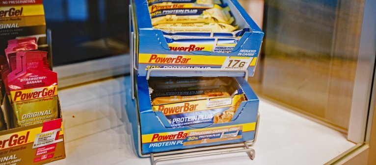 Powerbar Energize Riegel in der Vitrine bei Actvie Nutrition. bike-components verkauft die Riegel in seinem Online Shop.