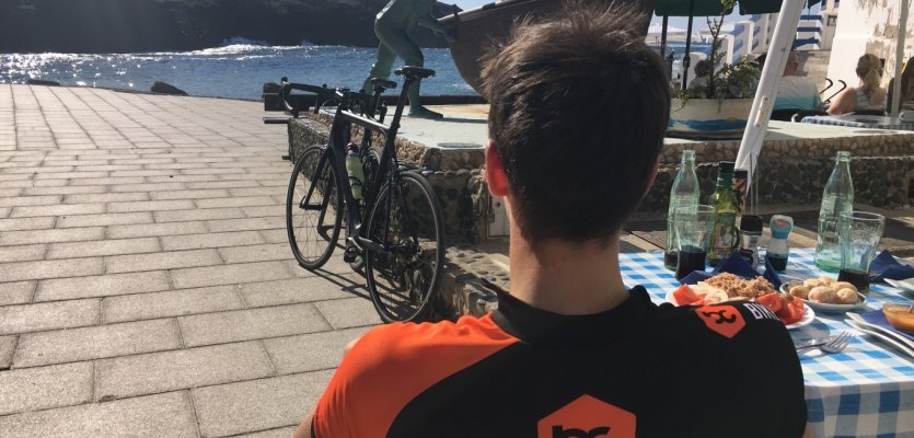 Stefan genießt die Pause am Meer von Fuerteventura