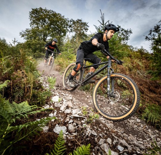 Selon le domaine d'utilisation, ta paire de roues a besoin de caractéristiques différentes pour résister sans problème à ce que tu lui fait subir : Ta roue de VTT doit pouvoir encaisser toutes sortes de coups.