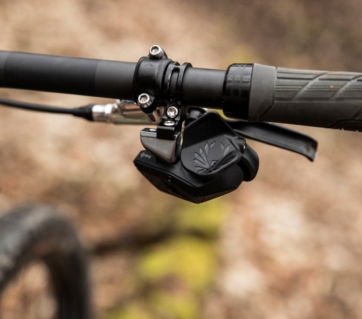 Maneta de cambios SRAM Controller montada en un manillar de MTB. Se trata de la versión electrónica de la maneta de cambios.