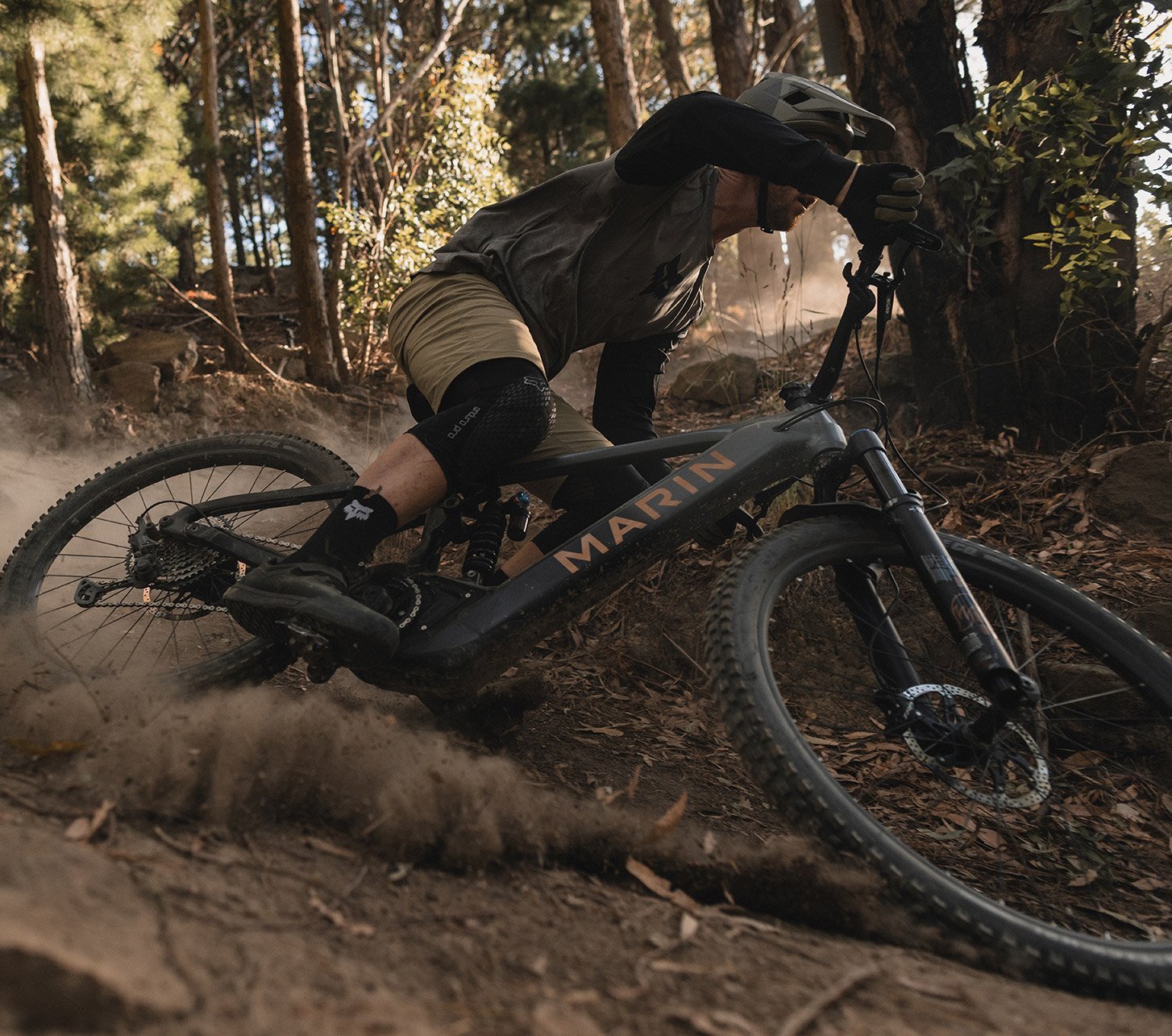Mountainbiker auf MARIN MTB in Kurve auf Trail Seitenansicht