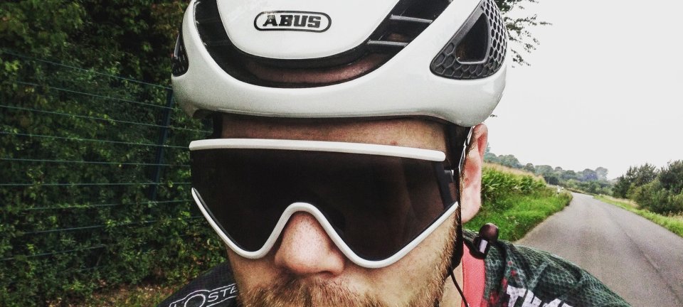 Auch mit Retro-Brille komplett stylisch, der Abus Gamechanger. 