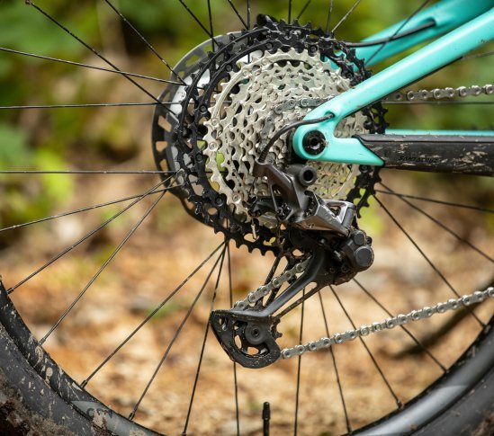 Blick auf die Antriebseite eines Mountainbikes mit einem Shimano XT Shadow Plus Schaltwerk und Schaltauge.