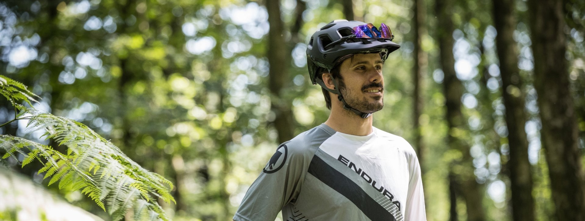 The Endura SingleTrack II helmet available at bike-components.de. It is lightweight, reliable and very safe all while being very breathable. Get yours today at a great price.